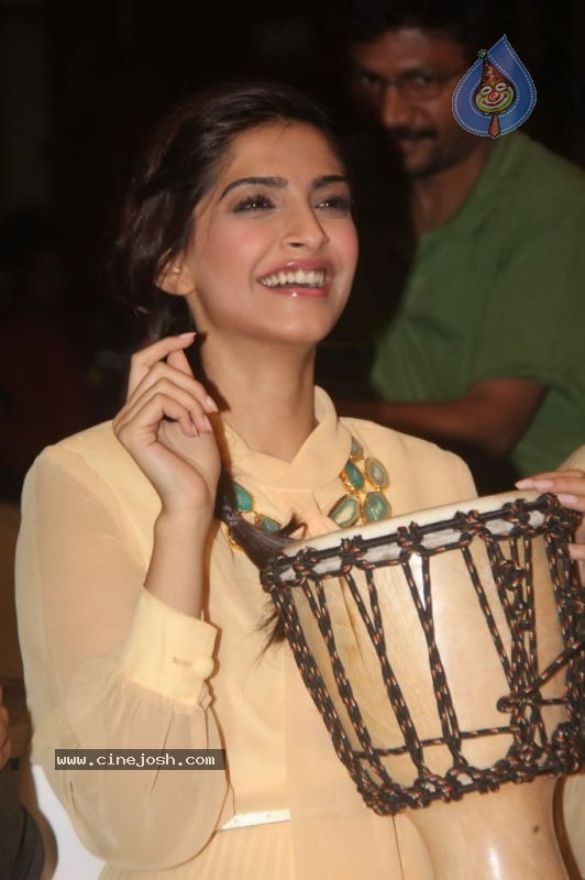 Sonam Kapoor Launches Spice Mobility - 7 / 32 photos