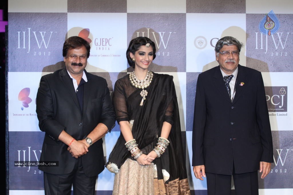 Sonam n Madhuri Dixit at IIJW 2012 - 26 / 48 photos