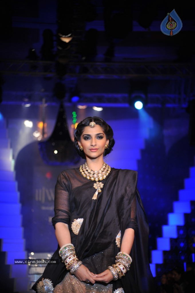 Sonam n Madhuri Dixit at IIJW 2012 - 28 / 48 photos