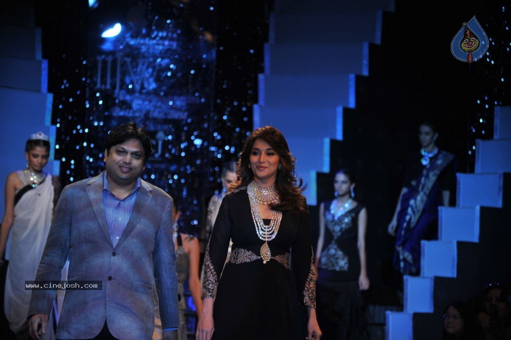 Sonam n Madhuri Dixit at IIJW 2012 - 31 / 48 photos