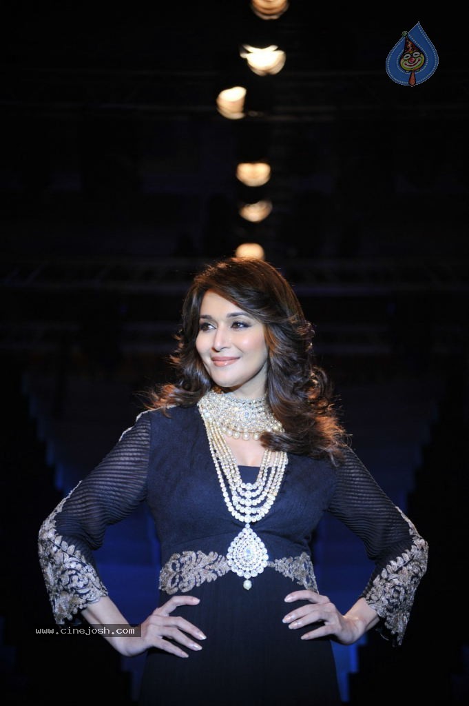 Sonam n Madhuri Dixit at IIJW 2012 - 32 / 48 photos
