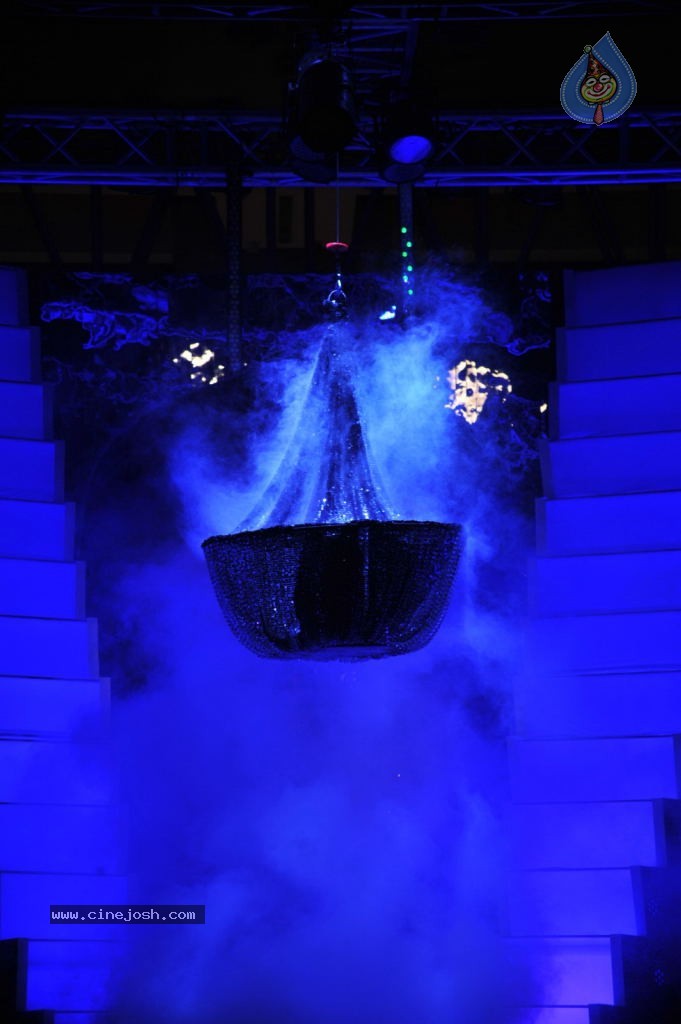 Sonam n Madhuri Dixit at IIJW 2012 - 34 / 48 photos