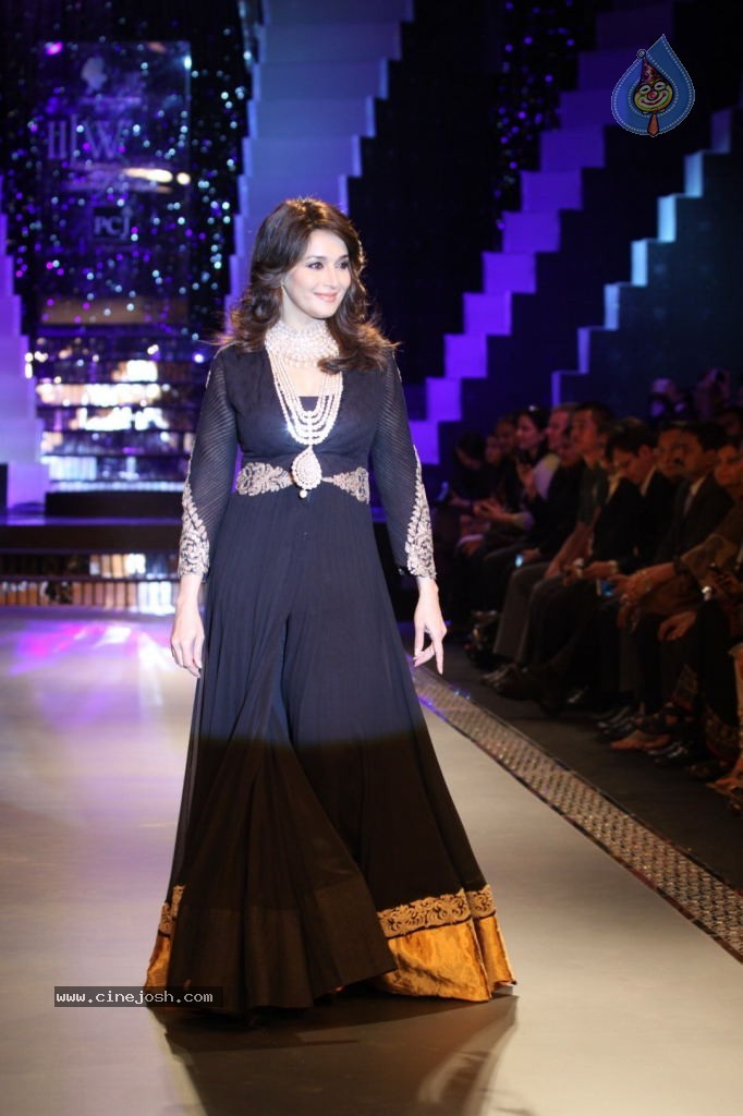 Sonam n Madhuri Dixit at IIJW 2012 - 37 / 48 photos