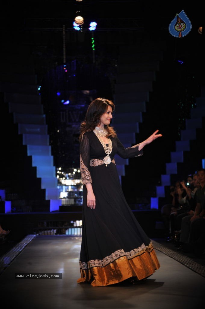 Sonam n Madhuri Dixit at IIJW 2012 - 44 / 48 photos