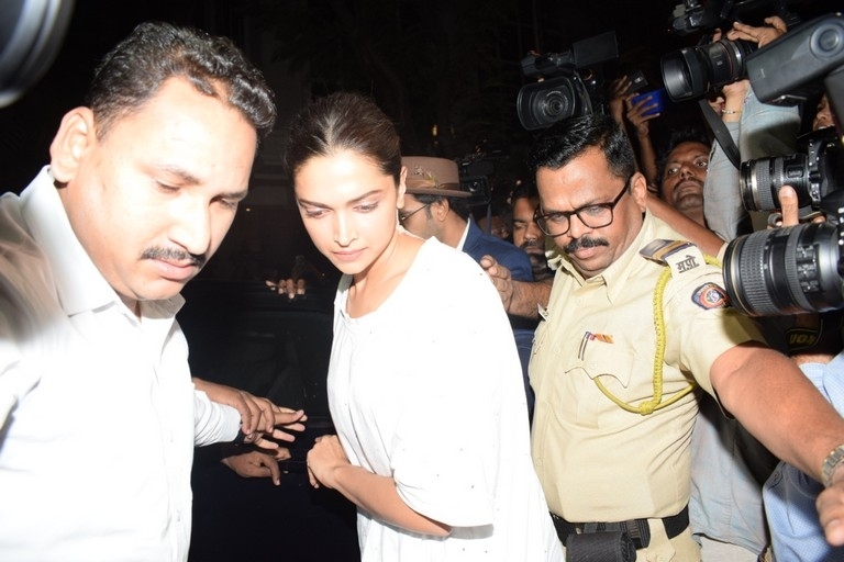 Sridevi Death - Celebs Visit Anil Kapoor Set 4 - 7 / 41 photos