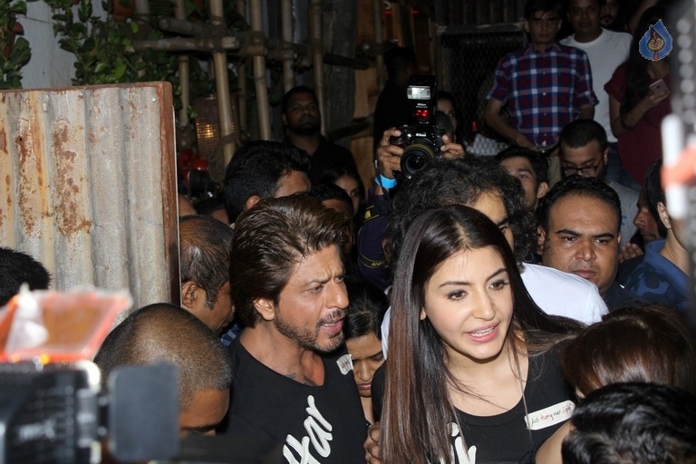 SRK and Anushka Sharma Spotted at Khar Social - 18 / 26 photos