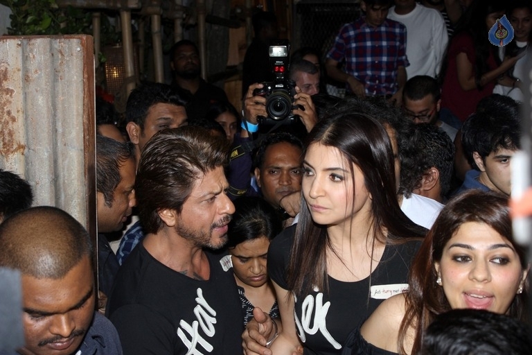 SRK and Anushka Sharma Spotted at Khar Social - 25 / 26 photos