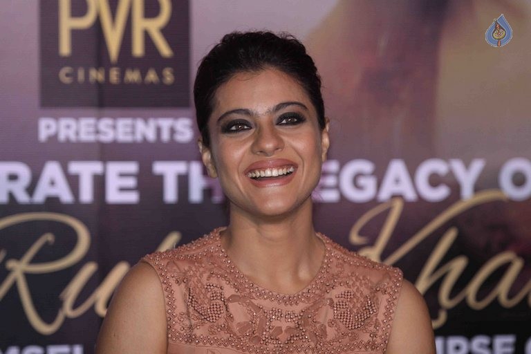 SRK and Kajol at Sneak Preview of Film Dilwale - 17 / 40 photos