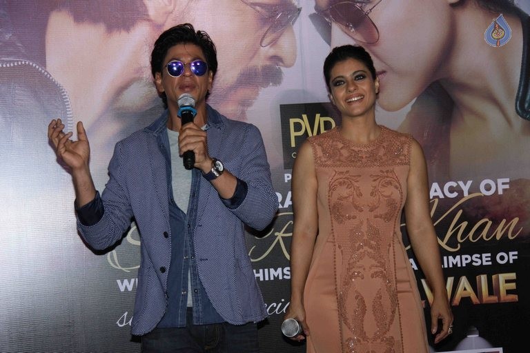 SRK and Kajol at Sneak Preview of Film Dilwale - 20 / 40 photos