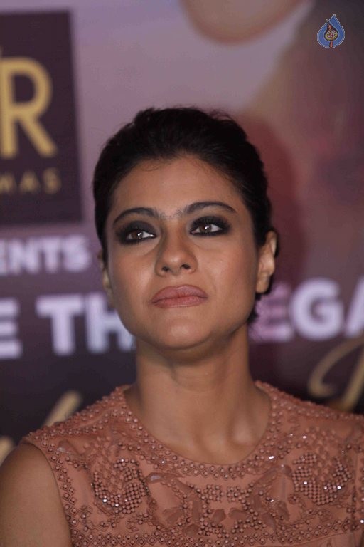 SRK and Kajol at Sneak Preview of Film Dilwale - 38 / 40 photos