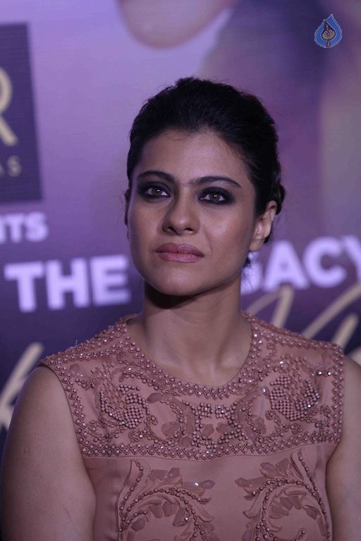 SRK and Kajol at Sneak Preview of Film Dilwale - 39 / 40 photos