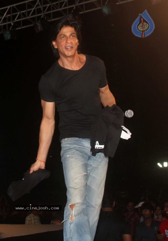 SRK and Kareena at Sony Playstation Event - 27 / 45 photos