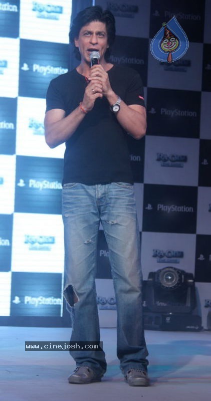 SRK and Kareena at Sony Playstation Event - 33 / 45 photos