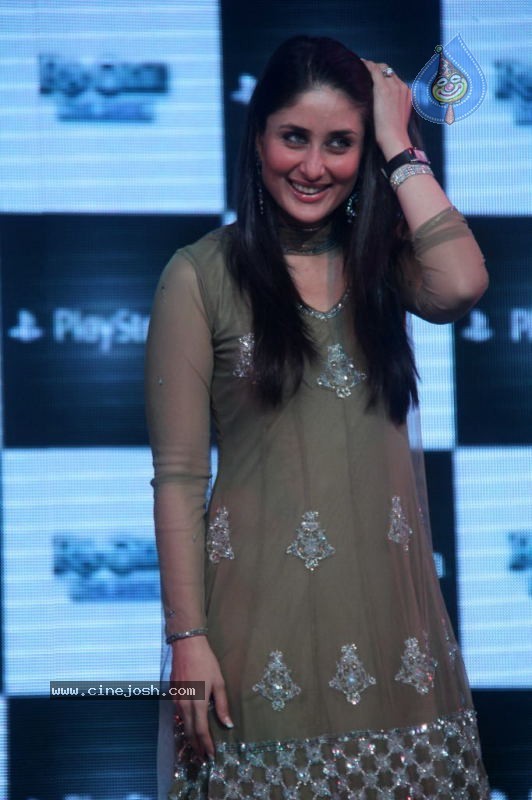 SRK and Kareena at Sony Playstation Event - 44 / 45 photos