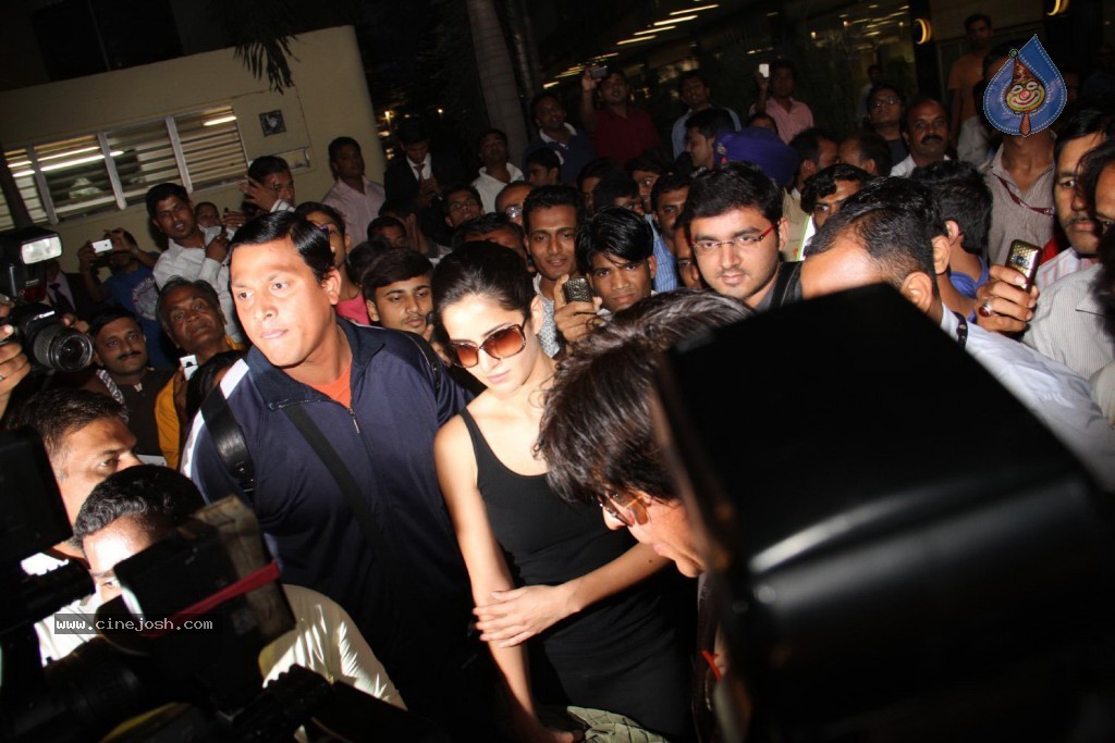 SRK and Katrina at Mumbai Airport - 2 / 57 photos