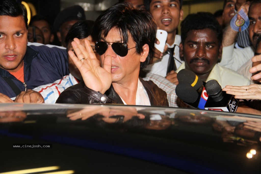 SRK and Katrina at Mumbai Airport - 11 / 57 photos