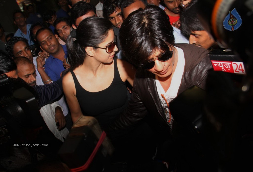 SRK and Katrina at Mumbai Airport - 15 / 57 photos