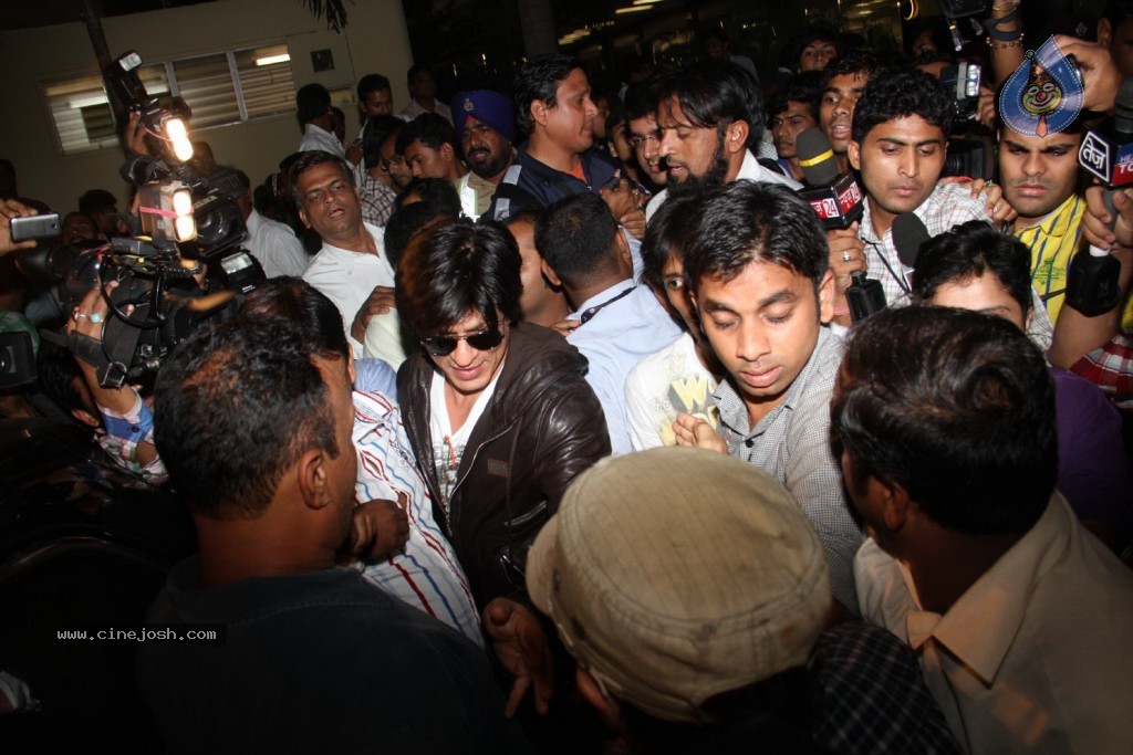 SRK and Katrina at Mumbai Airport - 17 / 57 photos