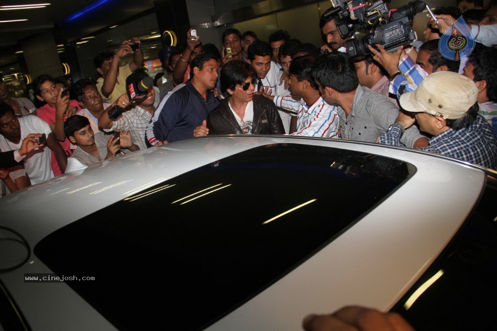 SRK and Katrina at Mumbai Airport - 19 / 57 photos