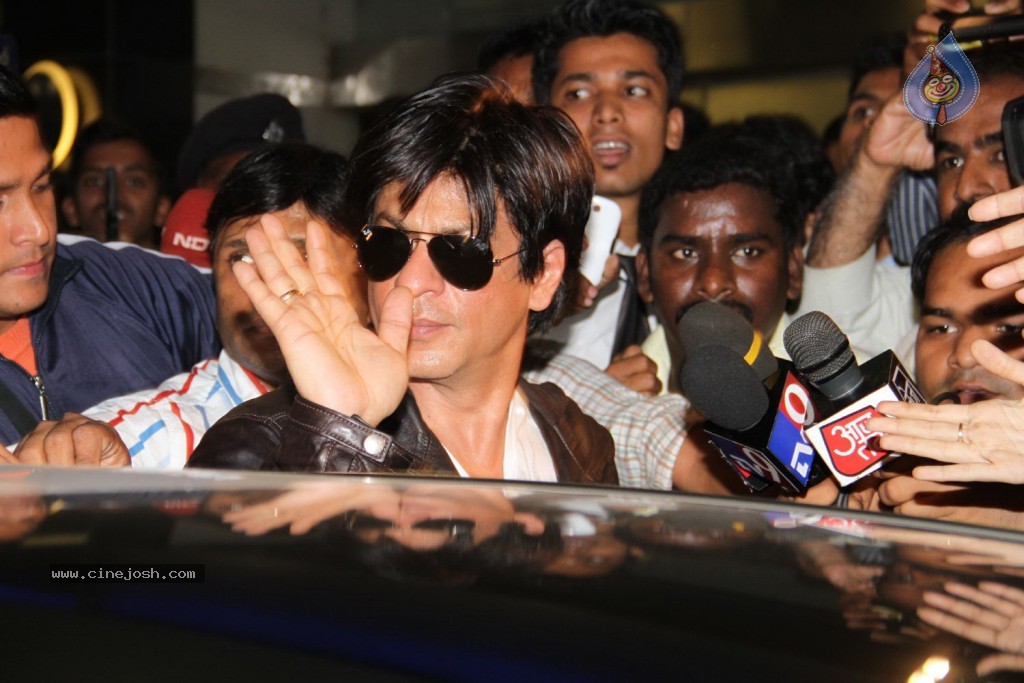 SRK and Katrina at Mumbai Airport - 25 / 57 photos