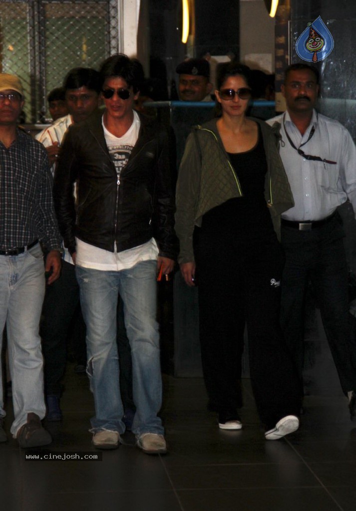 SRK and Katrina at Mumbai Airport - 28 / 57 photos