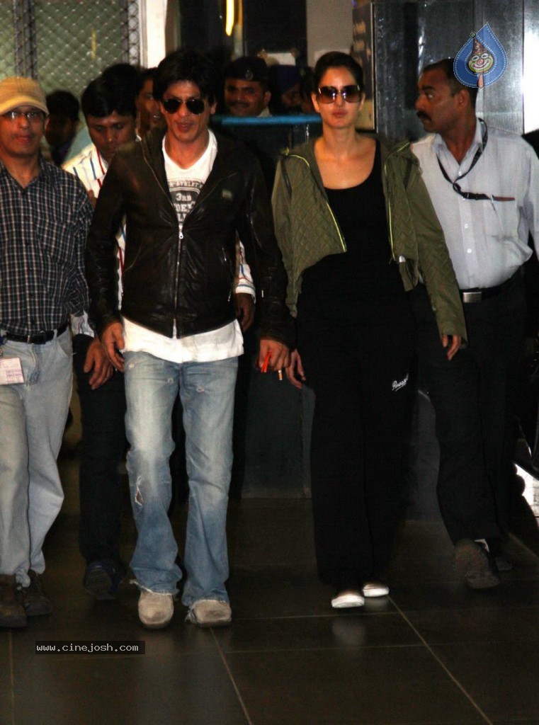 SRK and Katrina at Mumbai Airport - 31 / 57 photos