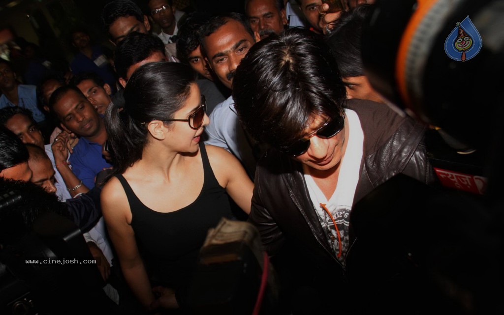 SRK and Katrina at Mumbai Airport - 32 / 57 photos