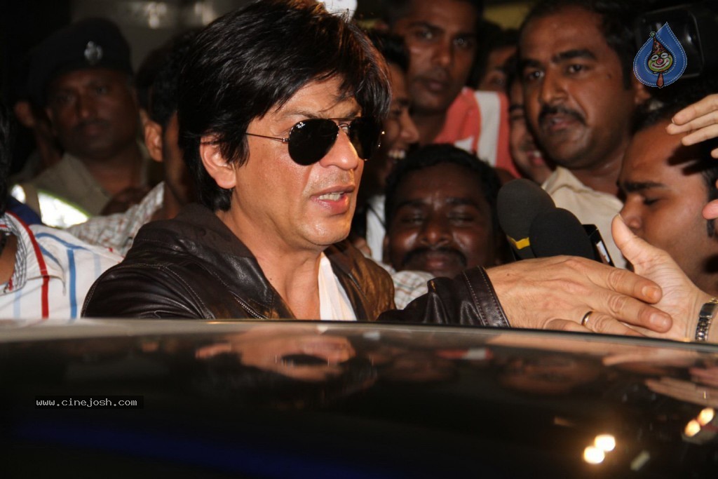 SRK and Katrina at Mumbai Airport - 35 / 57 photos