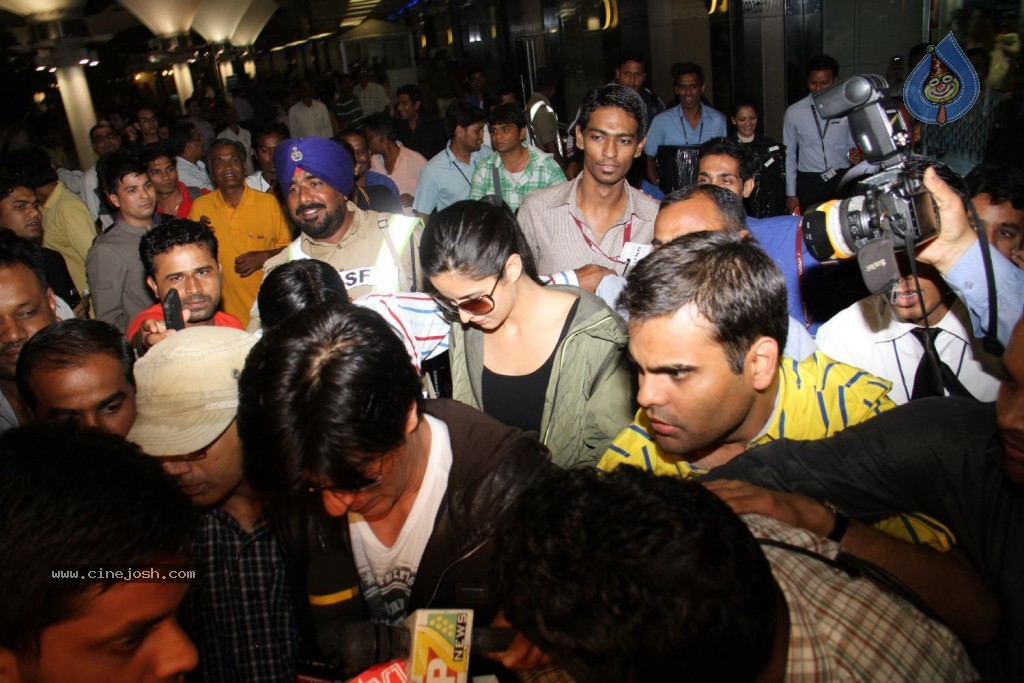 SRK and Katrina at Mumbai Airport - 44 / 57 photos