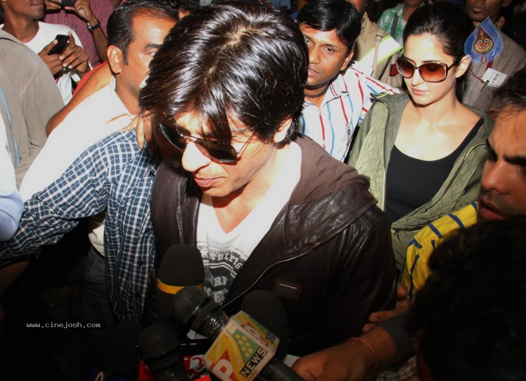 SRK and Katrina at Mumbai Airport - 45 / 57 photos