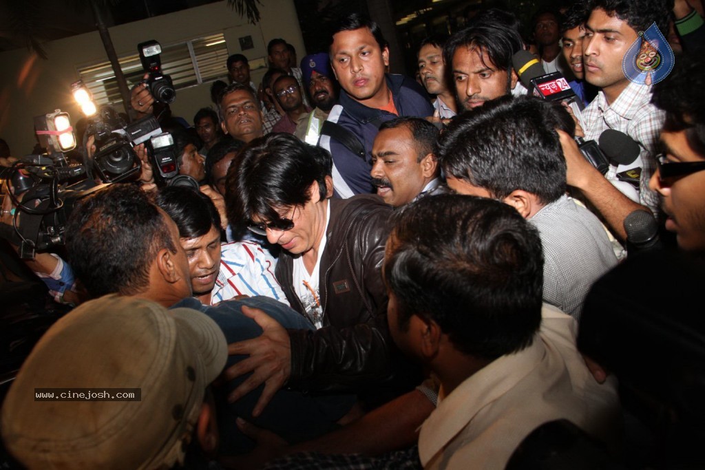 SRK and Katrina at Mumbai Airport - 47 / 57 photos
