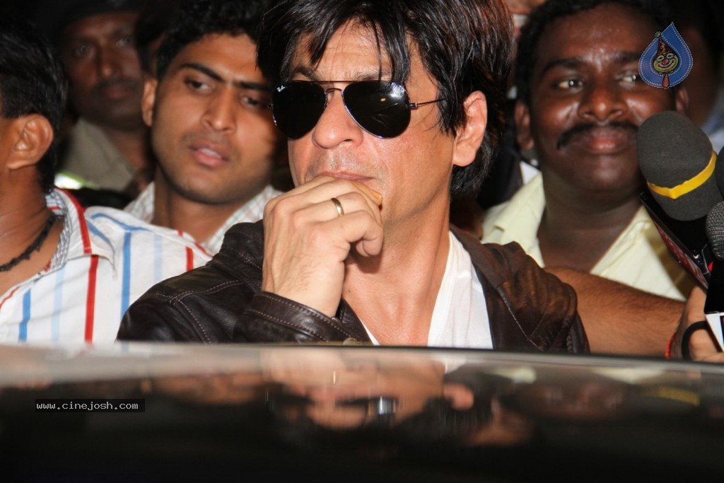 SRK and Katrina at Mumbai Airport - 54 / 57 photos