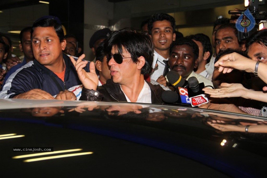 SRK and Katrina at Mumbai Airport - 55 / 57 photos