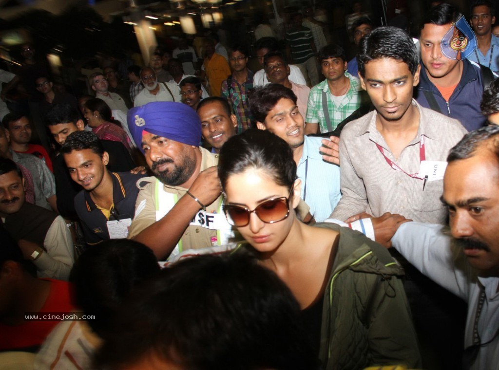 SRK and Katrina at Mumbai Airport - 56 / 57 photos