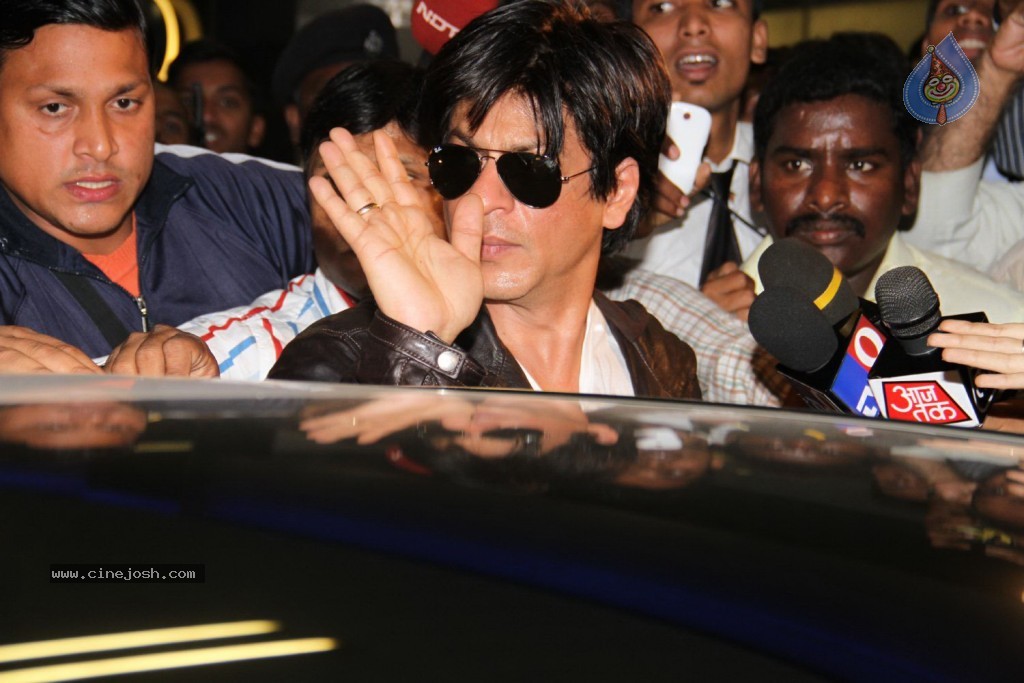 SRK and Katrina at Mumbai Airport - 57 / 57 photos