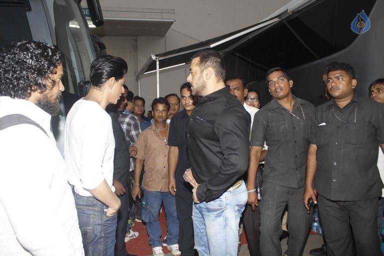 SRK and Salman Khan at Bigg Boss 9 Shoot - 2 / 6 photos