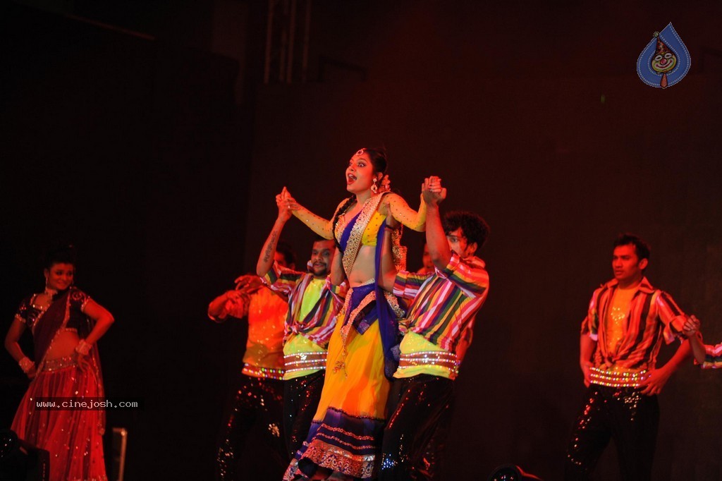 SRK at Ticket to Bollywood Event - 46 / 122 photos