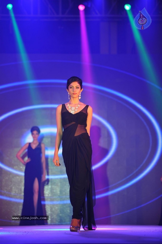 SRK at Ticket to Bollywood Event - 50 / 122 photos