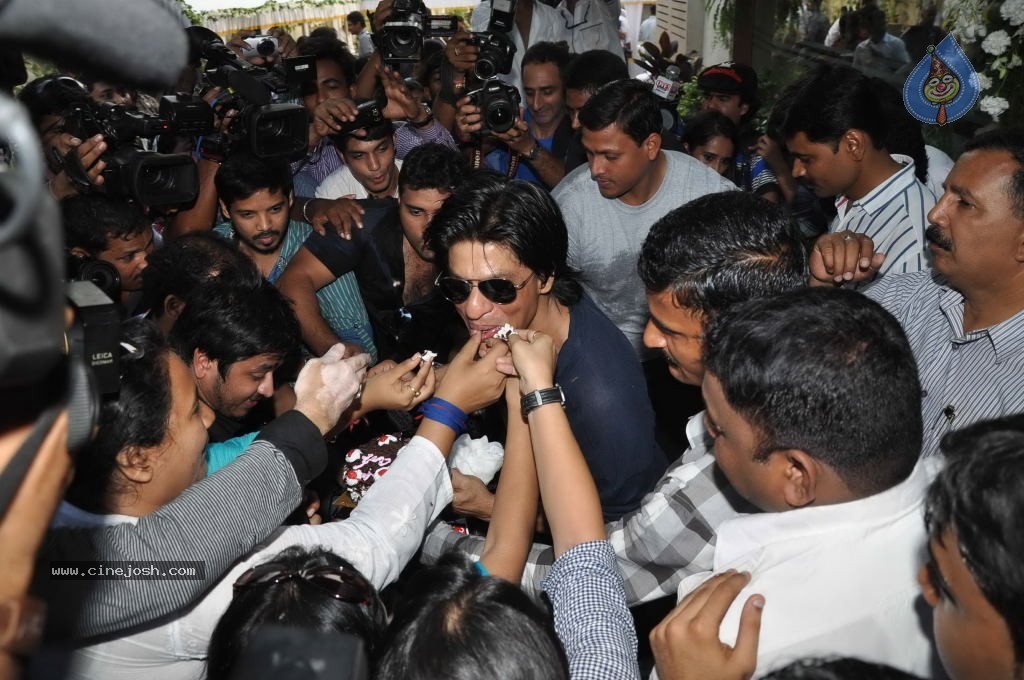 SRK Celebrates His Bday with Fans and Media - 9 / 31 photos