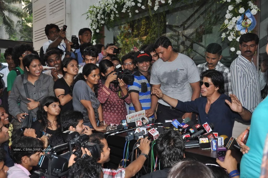 SRK Celebrates His Bday with Fans and Media - 23 / 31 photos