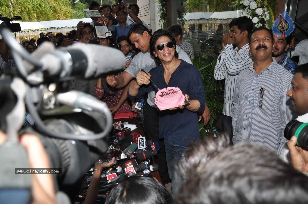 SRK Celebrates His Bday with Fans and Media - 25 / 31 photos