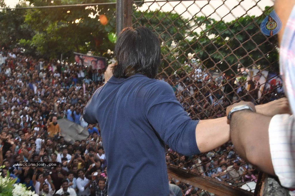 SRK Celebrates His Bday with Fans and Media - 26 / 31 photos