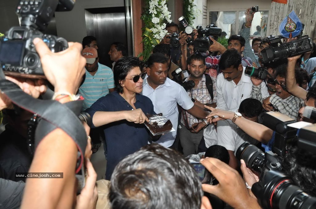 SRK Celebrates His Bday with Fans and Media - 27 / 31 photos