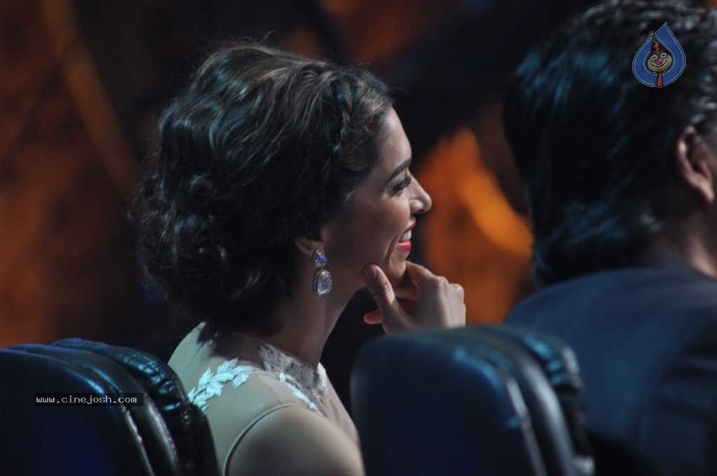 SRK n Deepika at Indian Idol Junior Event - 31 / 59 photos