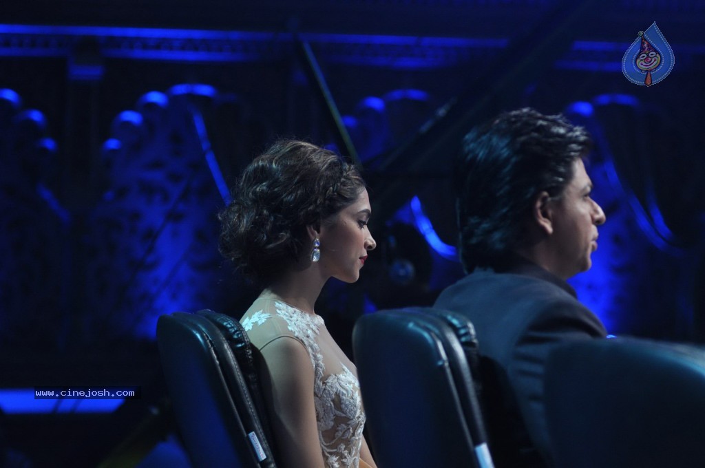 SRK n Deepika at Indian Idol Junior Event - 57 / 59 photos