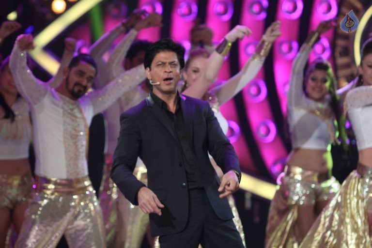 SRK with Salman Khan on Big Boss 9 Sets - 10 / 41 photos