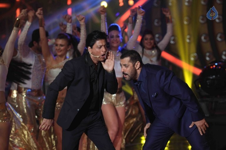 SRK with Salman Khan on Big Boss 9 Sets - 17 / 41 photos