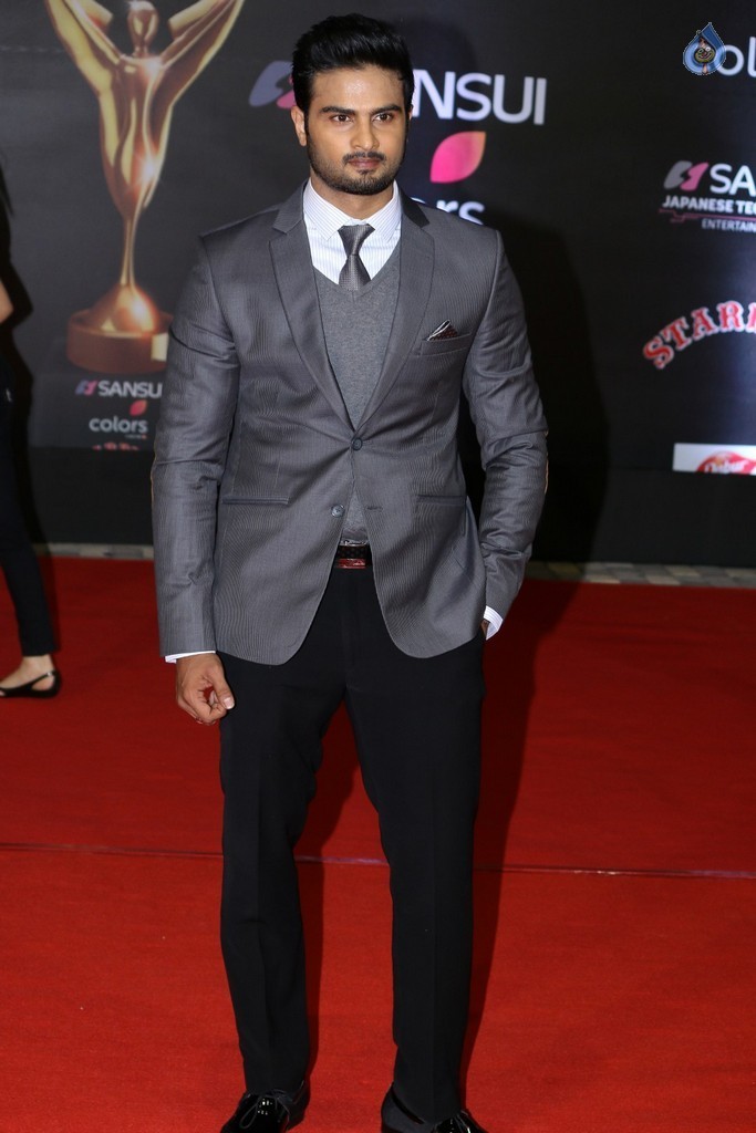 Stardust Awards 2016 Red Carpet 2 - 46 / 62 photos