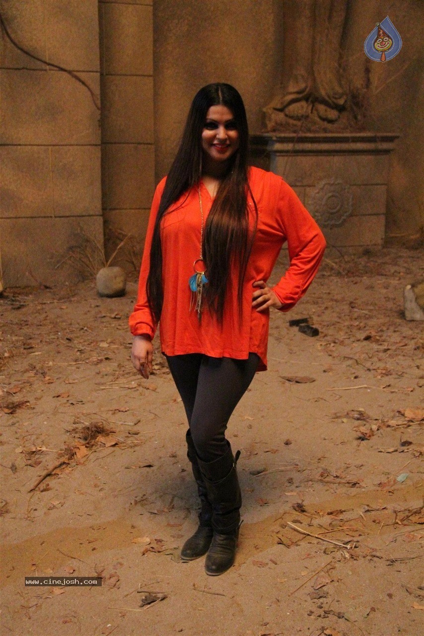 Sunny Leone at Film Leela Sets - 24 / 41 photos