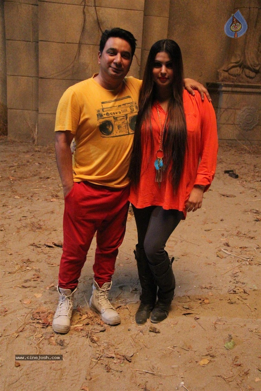 Sunny Leone at Film Leela Sets - 25 / 41 photos